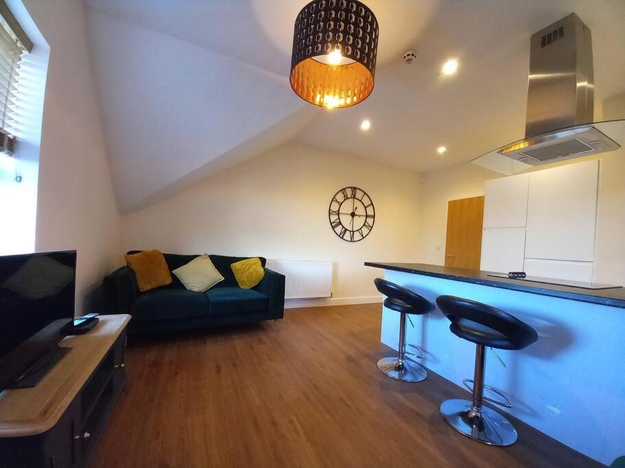 Roomy Penthouse 2 Double Bed Apartment - Spacious - Central Beeston - Free Secure Parking - Nottingham Buitenkant foto