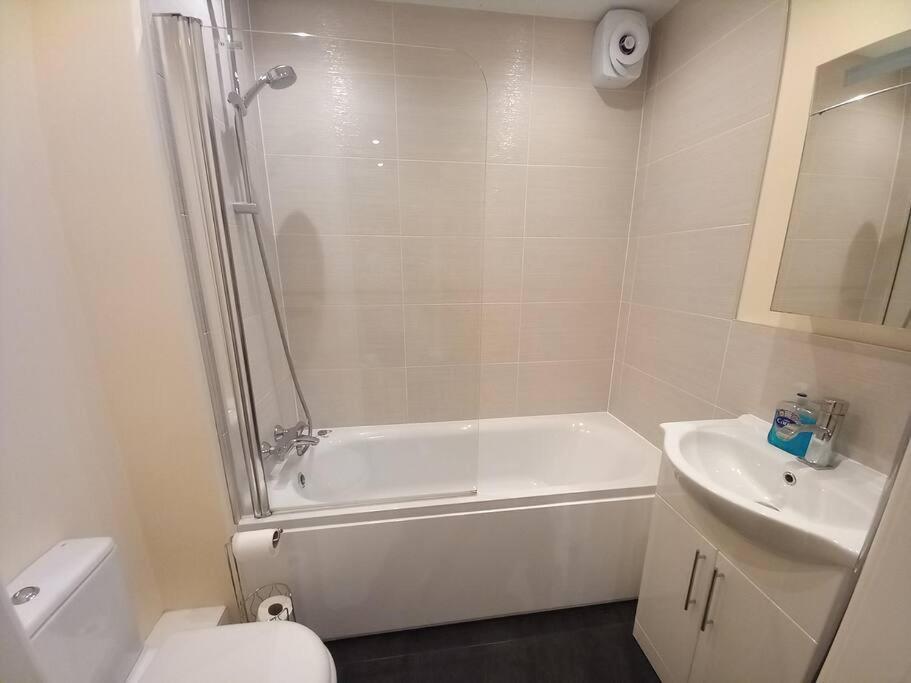 Roomy Penthouse 2 Double Bed Apartment - Spacious - Central Beeston - Free Secure Parking - Nottingham Buitenkant foto