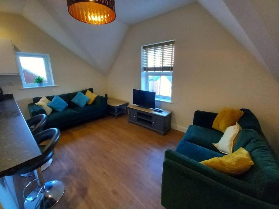 Roomy Penthouse 2 Double Bed Apartment - Spacious - Central Beeston - Free Secure Parking - Nottingham Buitenkant foto